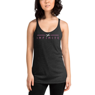 Image représentant une femme en débardeur estampillé Infinite Player.